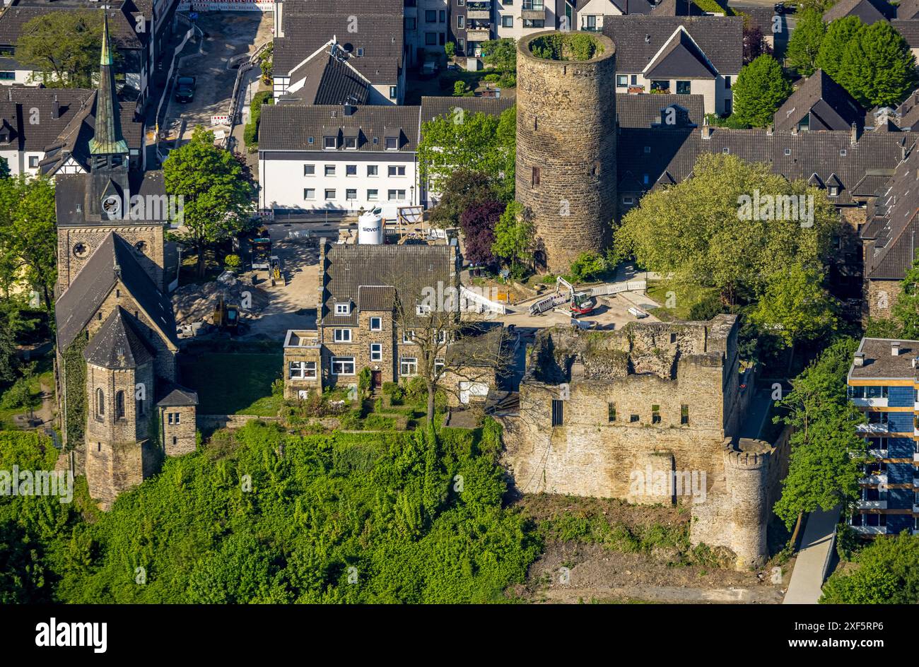 Vista aerea, rovine del castello Wetter, torre del castello, chiesa riformata protestante, Freiheit Wetter, Wetter, regione della Ruhr, Renania settentrionale-Vestfalia, Germania, Aeria Foto Stock
