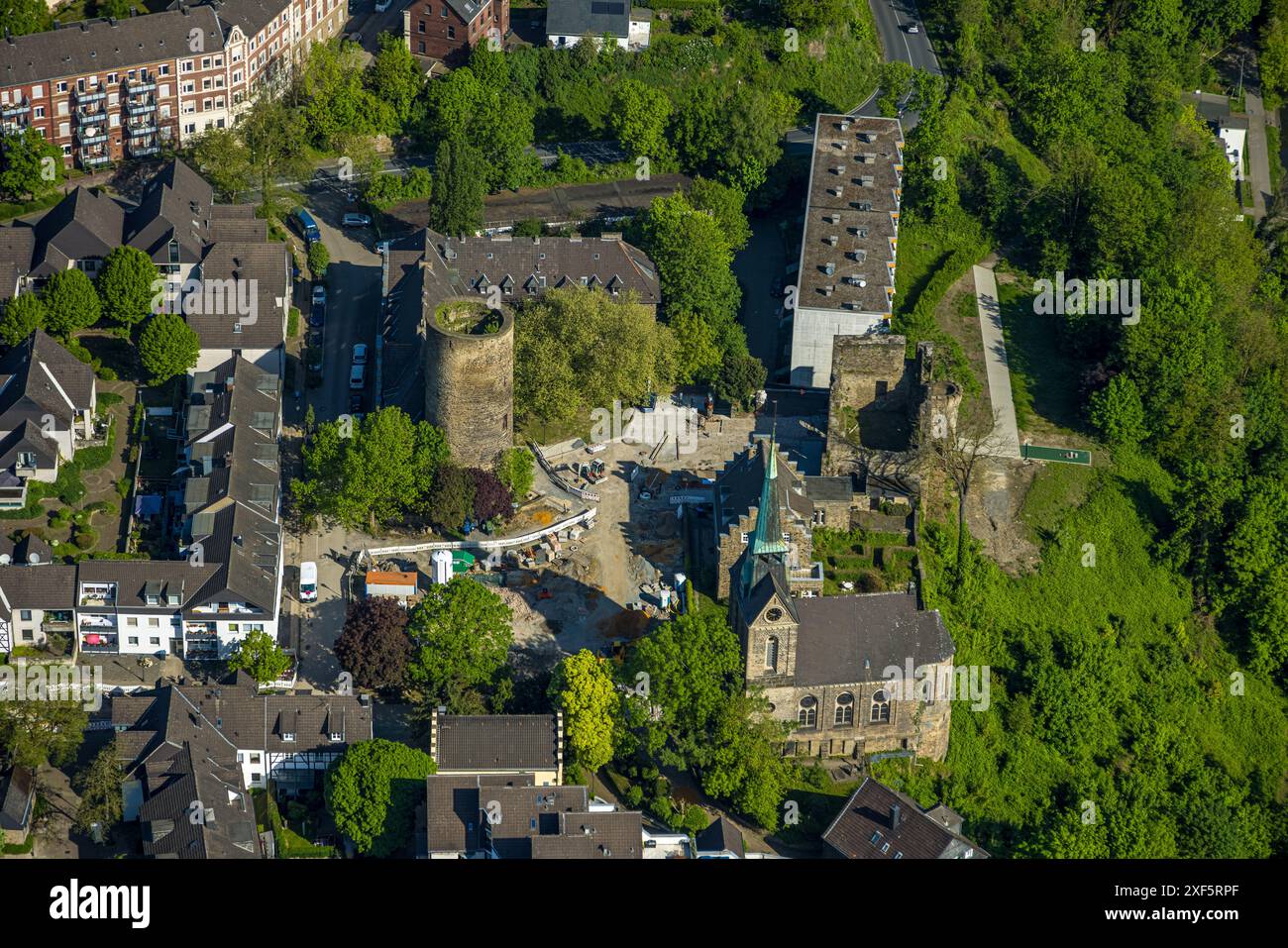 Vista aerea, rovine del castello Wetter, torre del castello, chiesa riformata protestante, blocco di appartamenti, Freiheit Wetter, Wetter, regione della Ruhr, Renania settentrionale-Vestfalia Foto Stock