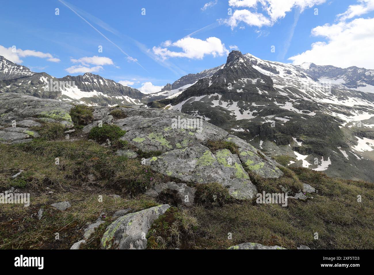 Vista su un altopiano roccioso nel Parco Nazionale degli alti Tauri di fronte a un imponente sfondo di montagna Foto Stock