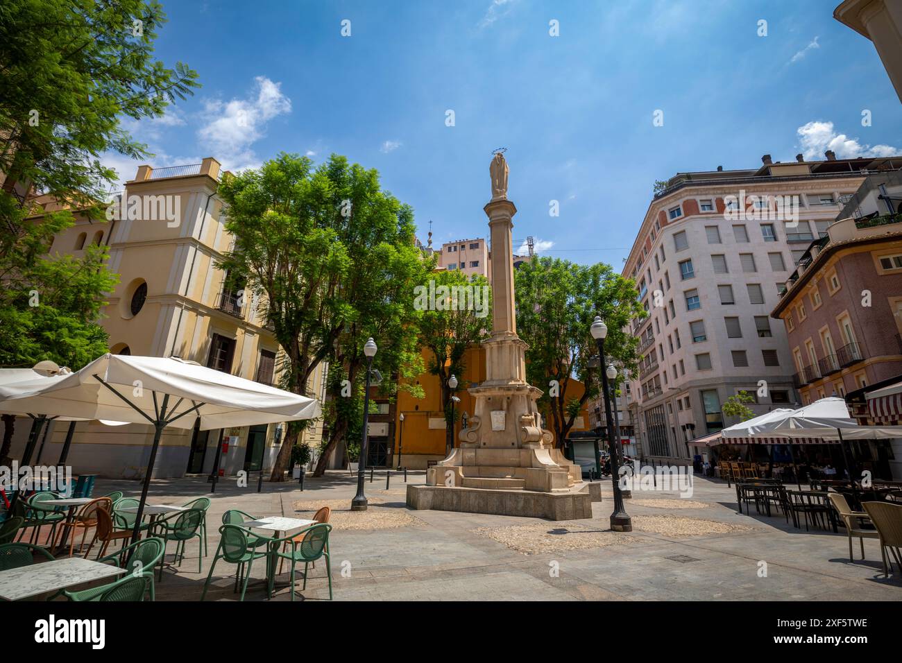 Central Plaza de Santa Catalina con il monumento commemorativo dell'Immacolata Concezione e le sue tipiche terrazze per gustare le tapas Foto Stock