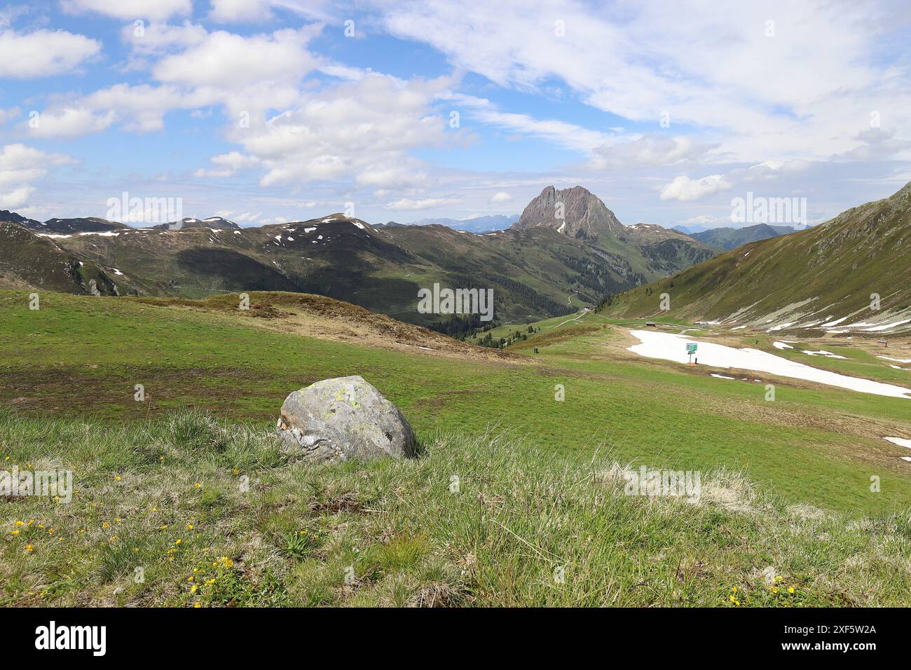Vista di parte della Wildkogel Arena con la cima del Rettenstein sullo sfondo Foto Stock