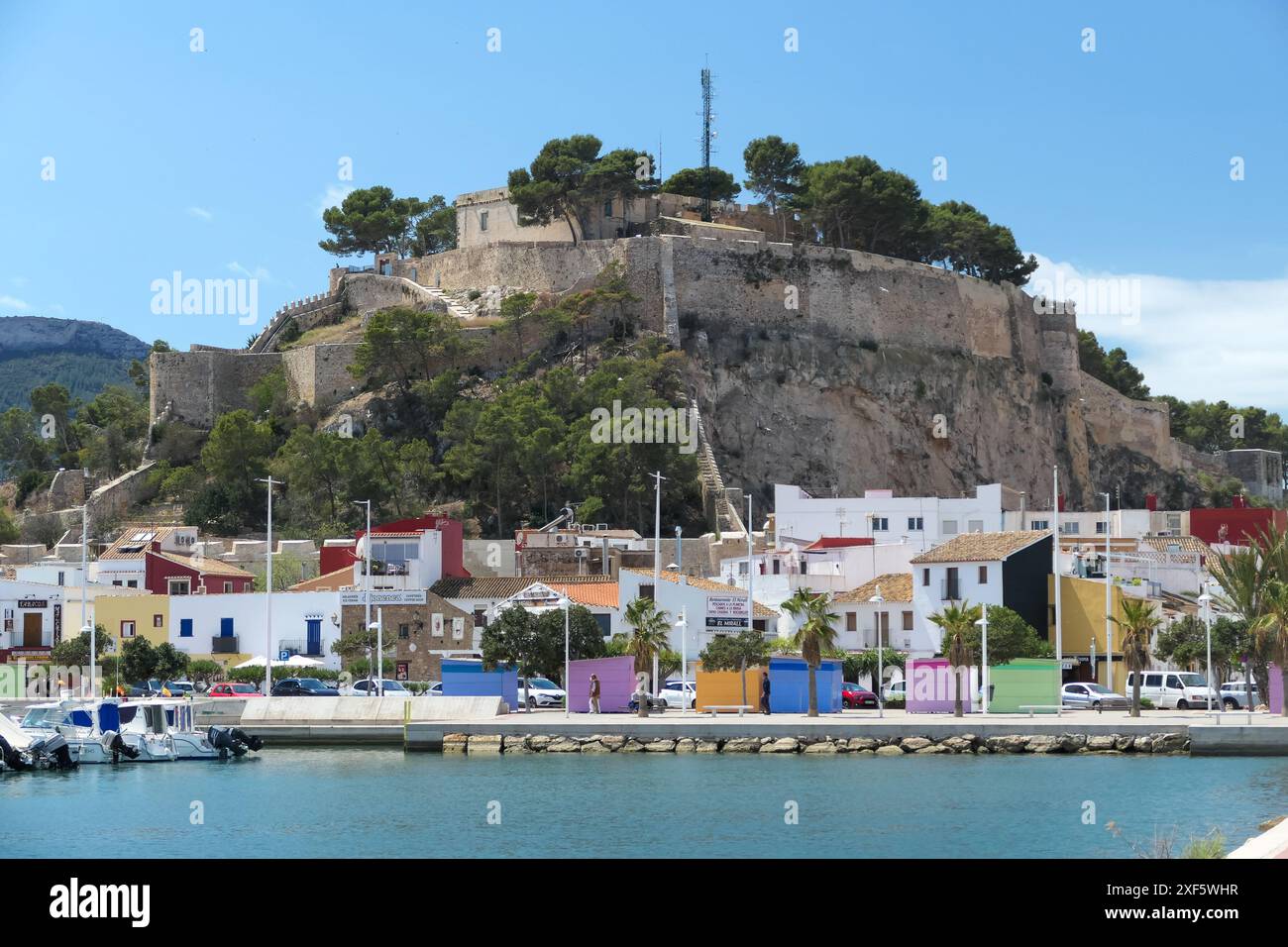 Denia ad Alicante: La città e il castello dalla zona del porto Foto Stock