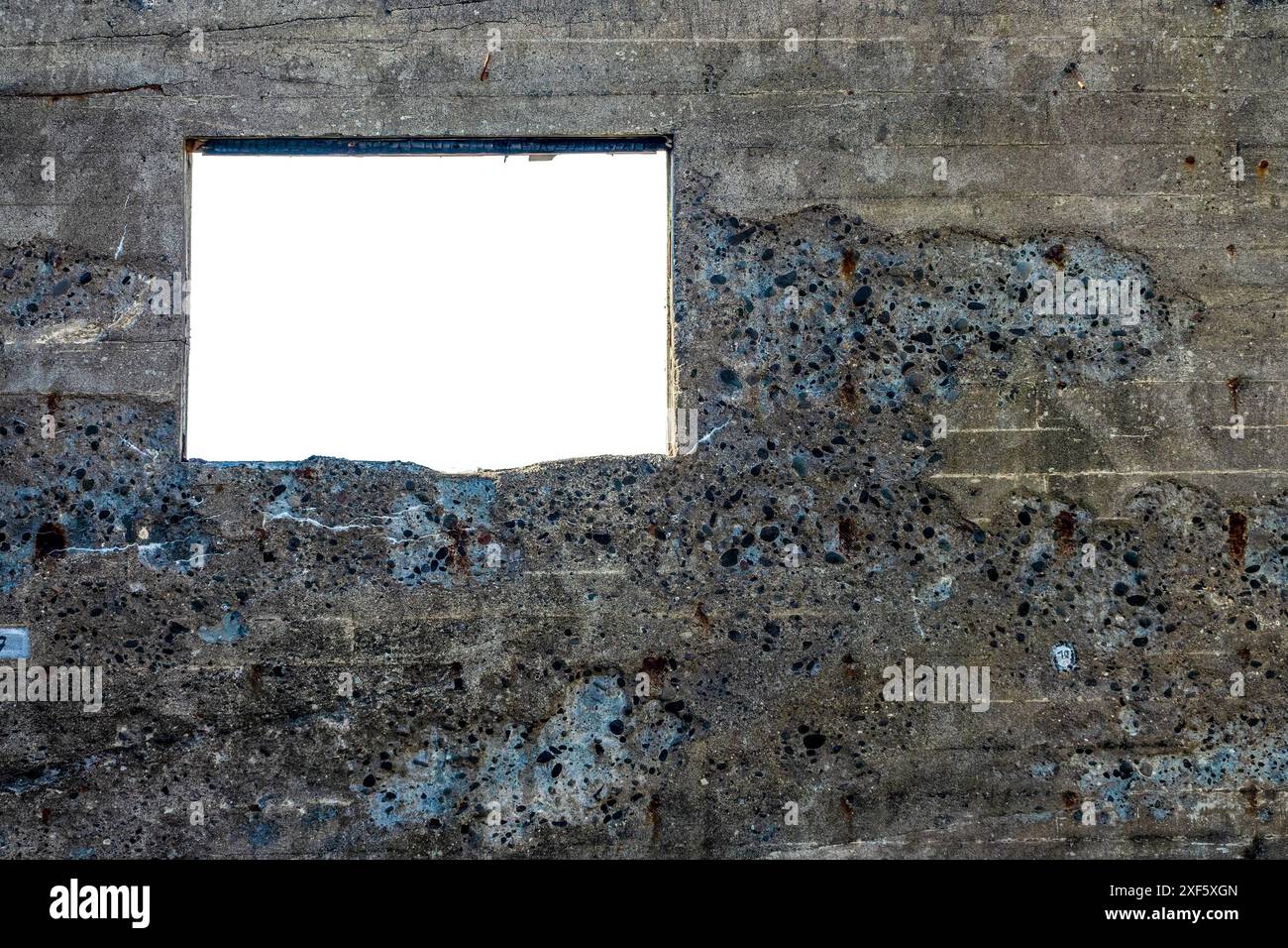 Foto di un foro rettangolare o di una finestra in una parete di cemento isolata su sfondo bianco Foto Stock