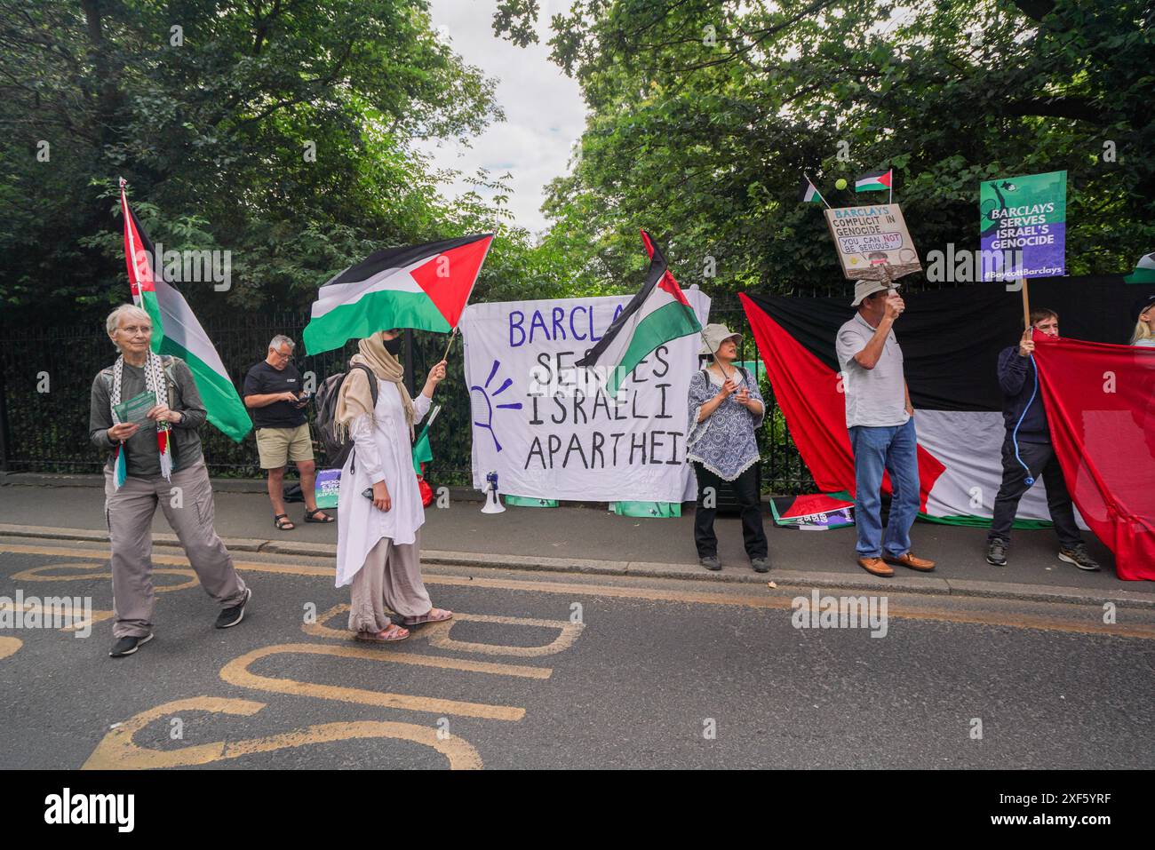 Wimbledon, Londra, Regno Unito 1° luglio 2024. I manifestanti pro-palestinesi si sono riuniti al di fuori dell’All England Lawn Tennis Club il primo giorno dei Campionati di Wimbledon con una palla da tennis gigante e fragole “contaminate dal sangue palestinese” per manifestare contro la sponsorizzazione di Barclay del Wimbledon, che sta finanziando, aziende che forniscono armi e tecnologia militare che Israele utilizza a Gaza credito: Amer Ghazzal/Alamy Live News Foto Stock