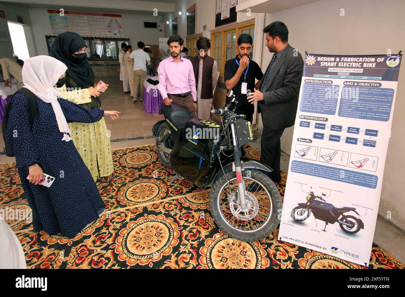 I visitatori sono molto interessati ai progetti finali degli studenti durante la mostra progetti dell'ultimo anno organizzata dal Dipartimento di Ingegneria meccanica presso l'Università di Ingegneria e tecnologia di Peshawar lunedì 1 luglio 2024. Foto Stock