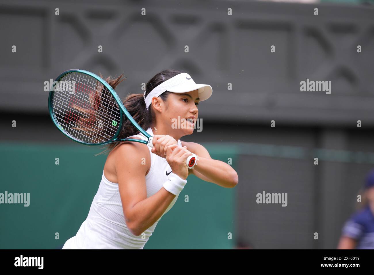 LONDRA, INGHILTERRA - 01 LUGLIO: Emma Raducanu, Gran Bretagna, gioca in prima linea contro Renata Zarazua, Messico, nel primo turno del torneo femminile di Wimbledon 2024 all'All England Lawn Tennis and Croquet Club il 1° luglio 2024 a Londra, Inghilterra Foto Stock