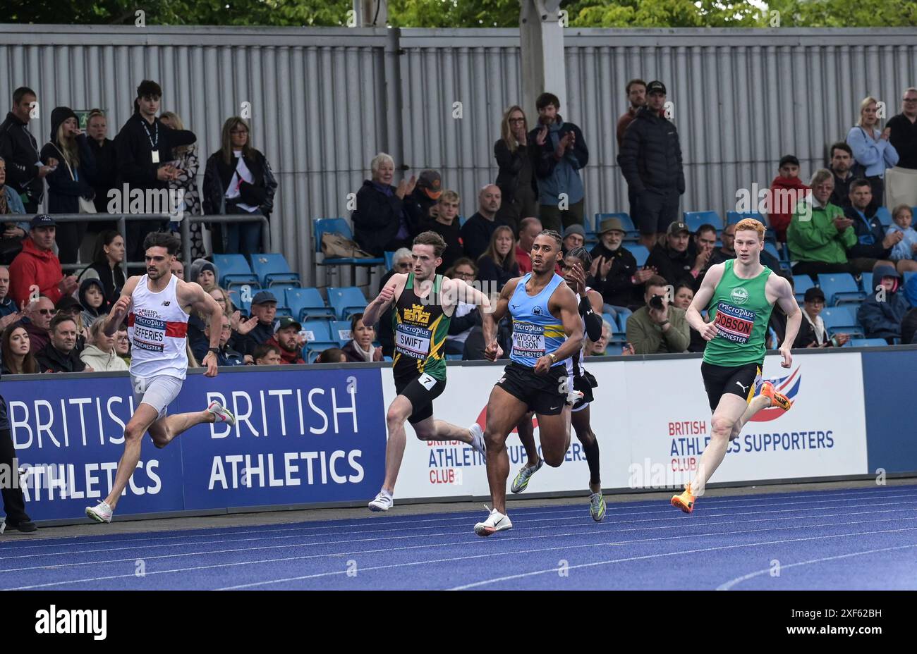 Ben Jefferies, Bailey Smith, Jaden Smith, Alex Haydock-Wilson e Charlie Dobson gareggiano nei 400 m finali maschili ai Campionati di atletica leggera del Regno Unito Foto Stock