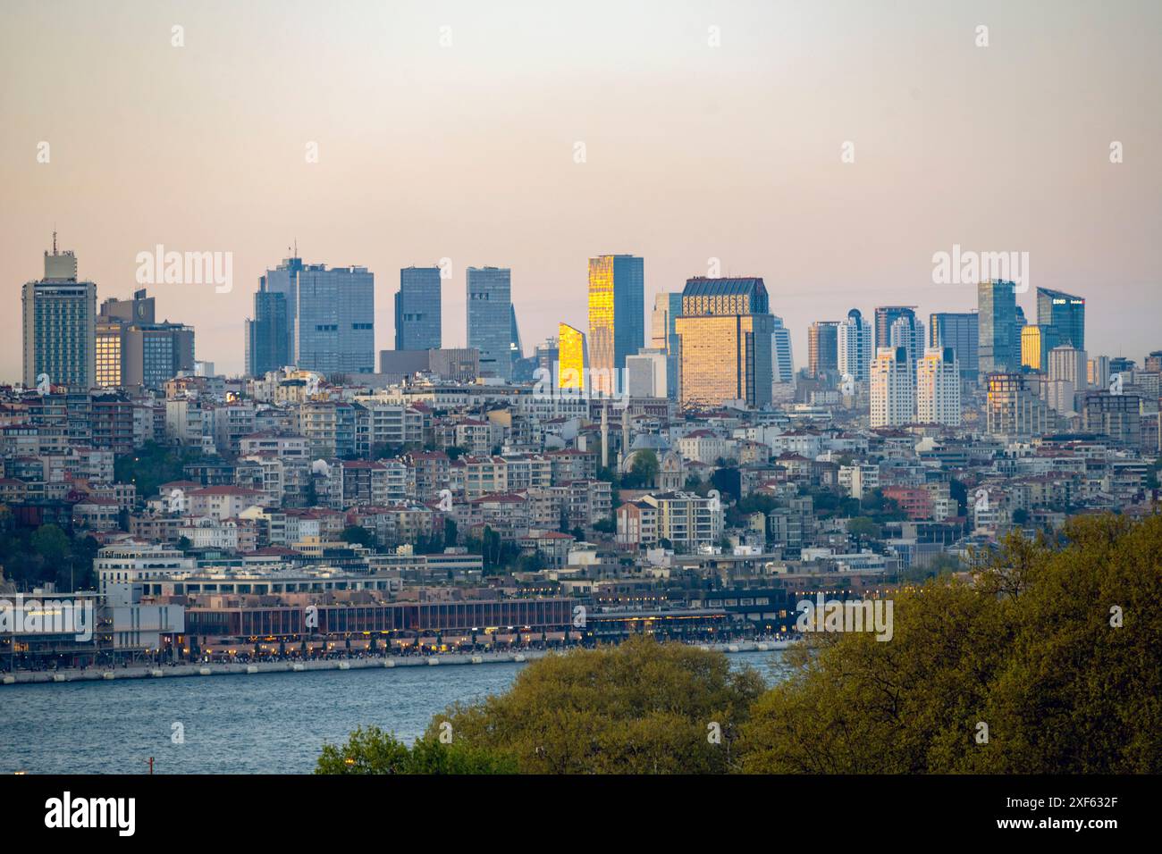 Türkei, Istanbul, Sultanahmet, Blick über den Bosporus auf den Stadtteil Beyoglu und die Hochhäuser vom Bankenviertel Levent Foto Stock
