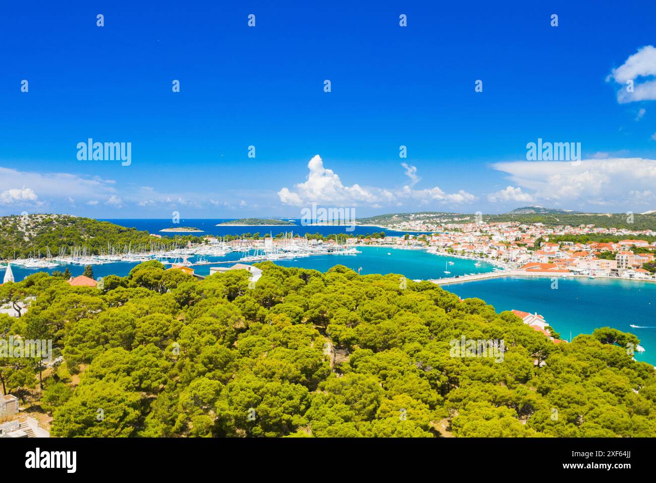 Vista panoramica della città adriatica di Rogoznica, Dalmazia, Croazia Foto Stock