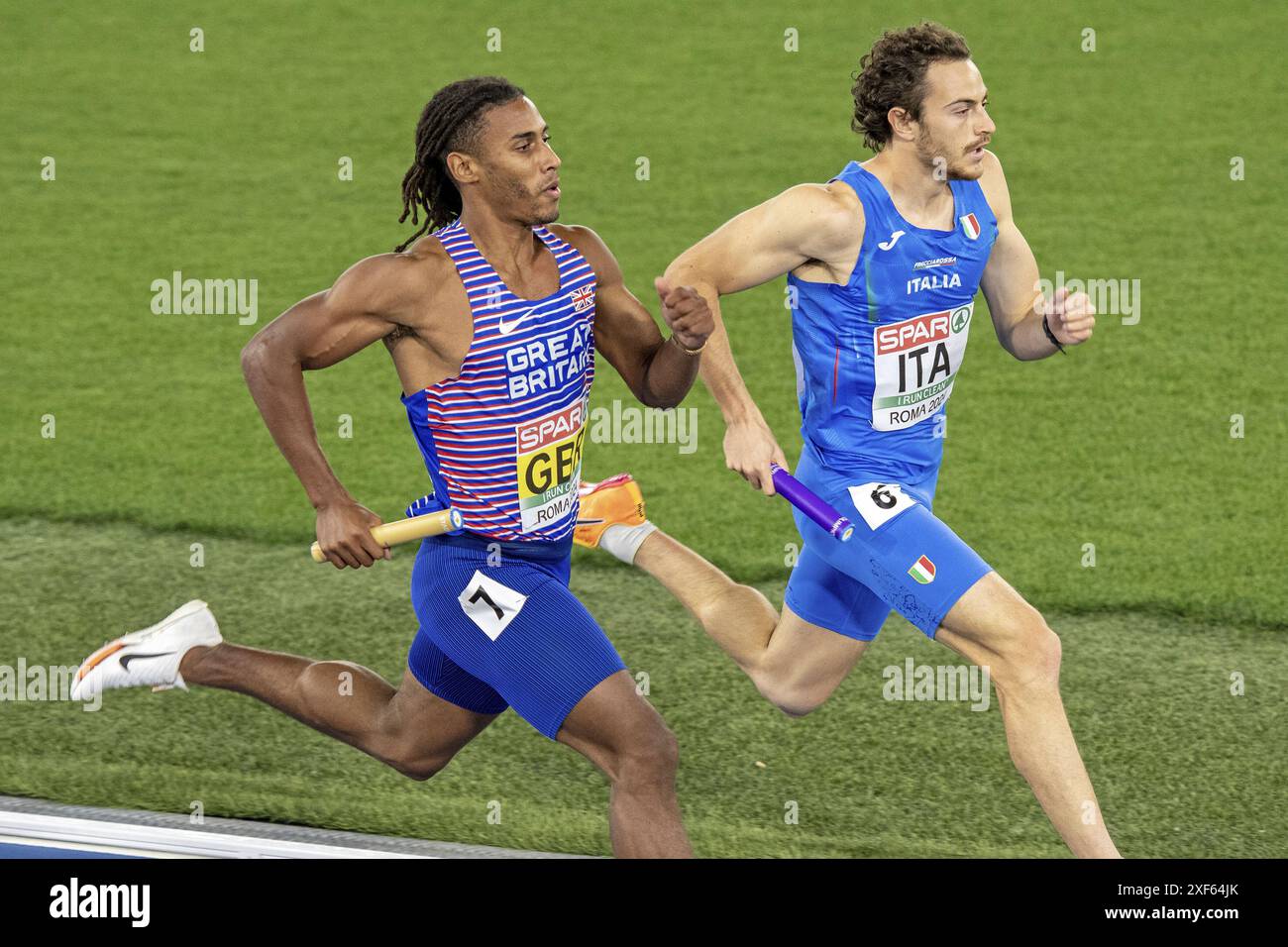 Edoardo Scotti (ITA) e Alex Haydock-Wilson (GBR) durante la finale maschile di staffetta 4 x 400m agli European Athletics Championships Roma 2024, Roma, IT Foto Stock