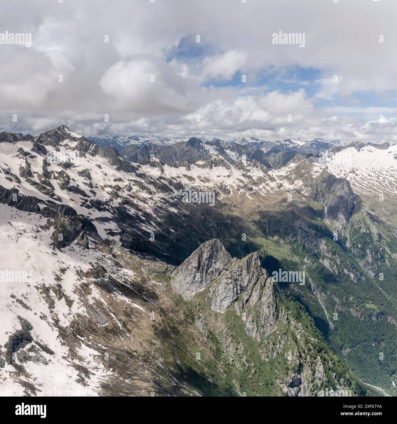 Atterraggio aereo, da un aliante, con ripida scogliera e valle bagni di Masino, girato da sud con la luce estiva, Alpi, Sondrio, Lombardia, Foto Stock