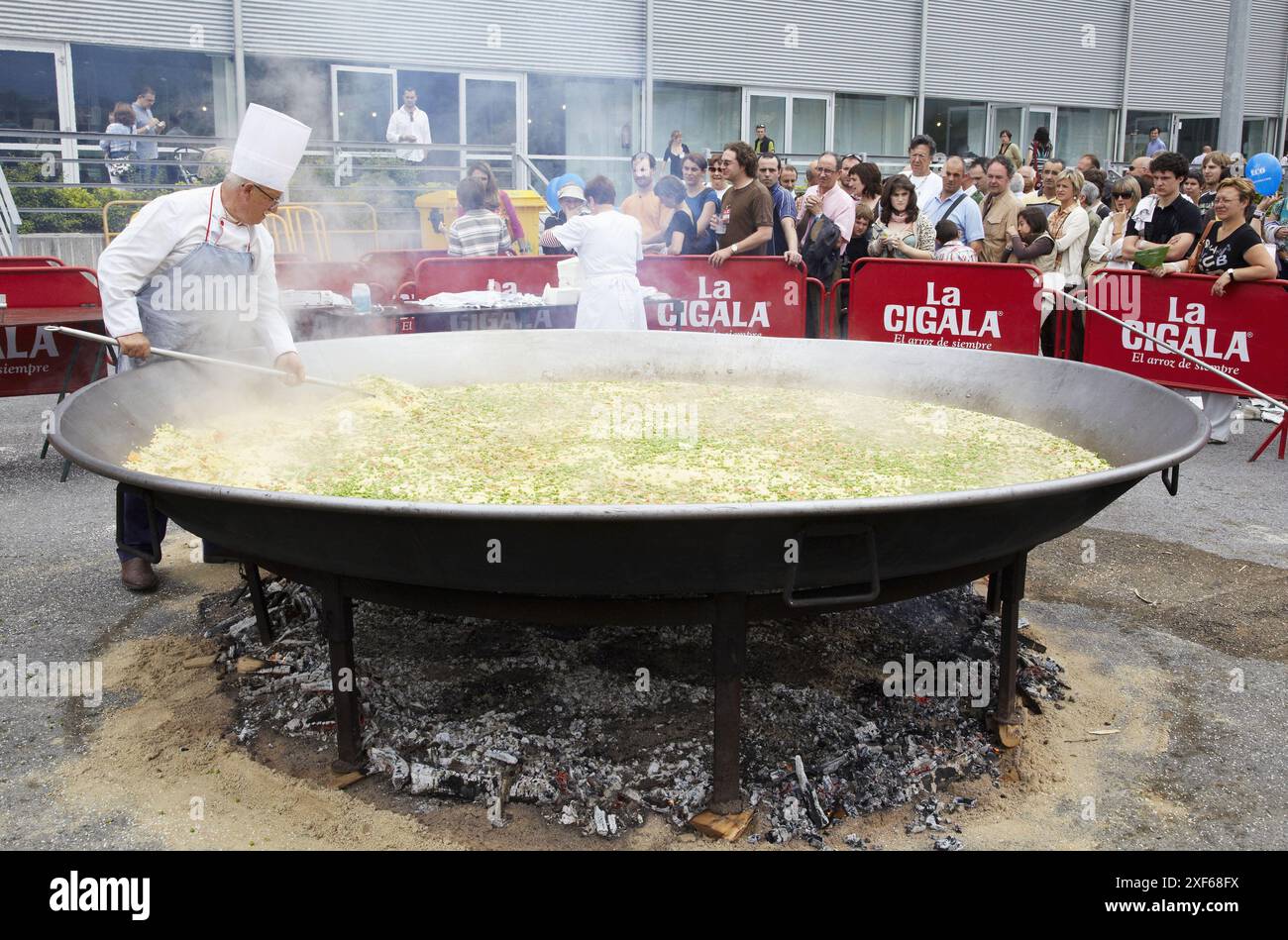 Paella gigante biologico, Bioterra (prodotti biologici, bioedilizia, energie rinnovabili e consumo efficiente), Ficoba, Irun, Guipuzcoa, Ba Foto Stock