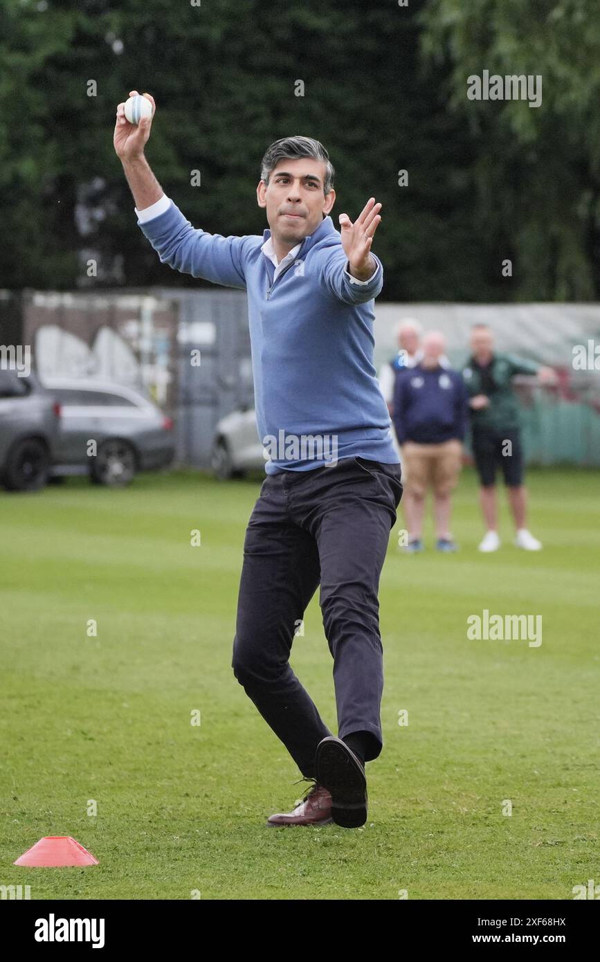 Il primo Ministro Rishi Sunak Bowls, durante una visita al Nuneaton Cricket Club, mentre era sulle tracce della campagna elettorale generale. Data foto: Lunedì 1 luglio 2024. Foto Stock