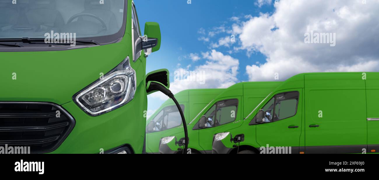 Furgone verde con cavo di ricarica collegato. Foto Stock
