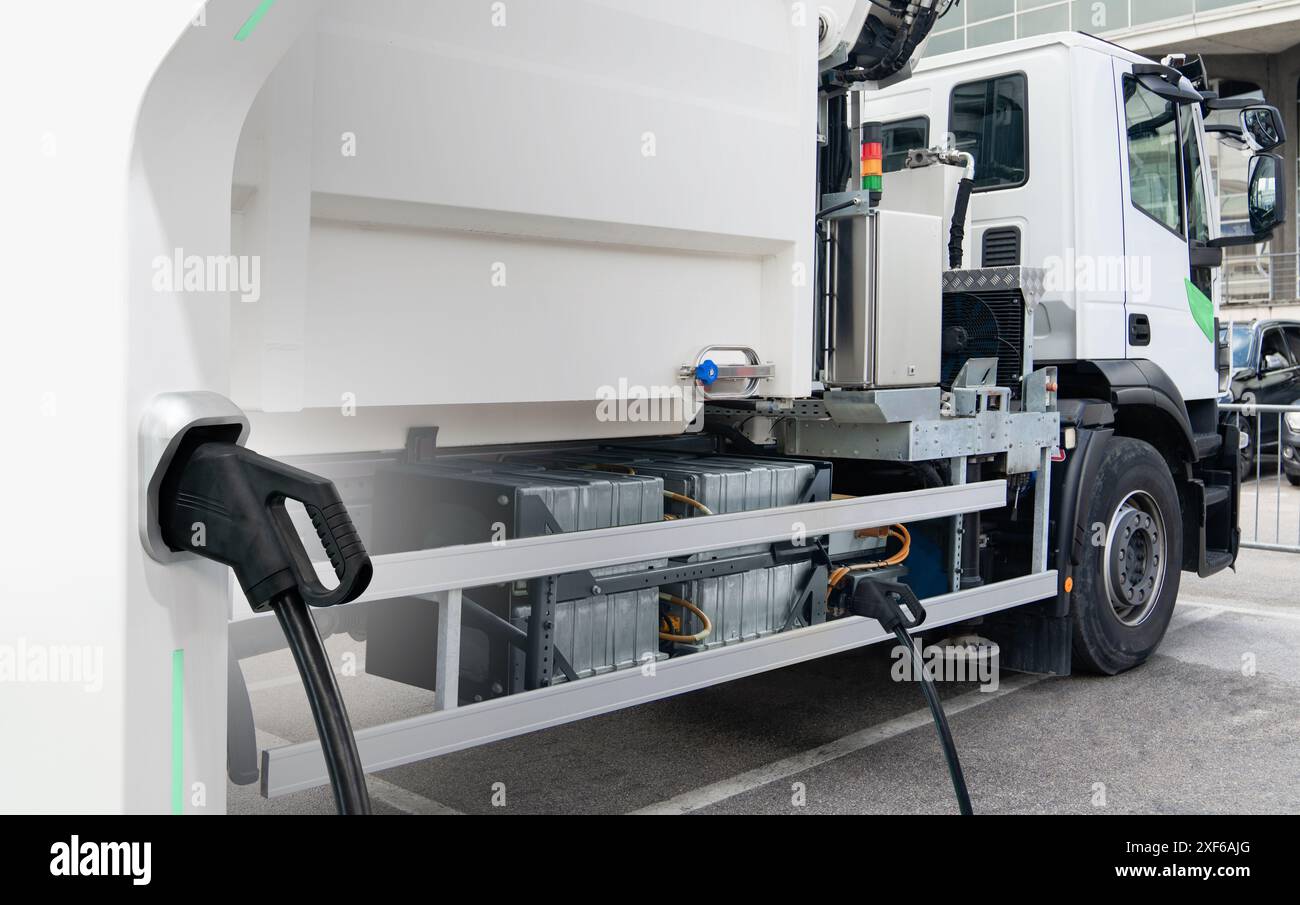 Concetto di veicolo per la raccolta rifiuti completamente elettrico. Veicolo ecologico Foto Stock