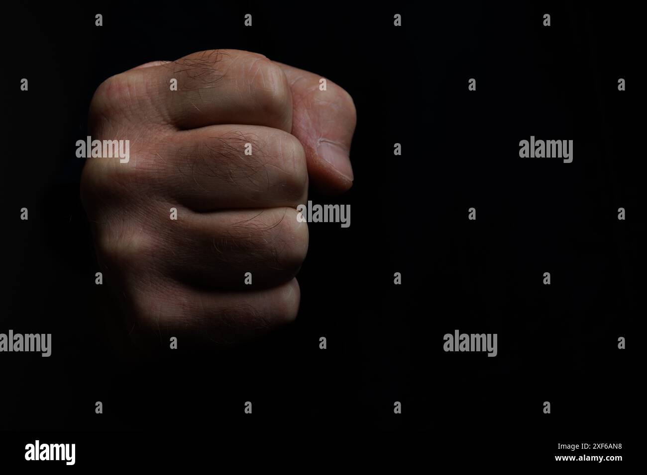 Pugno umano con sfondo nero e spazio negativo Foto Stock