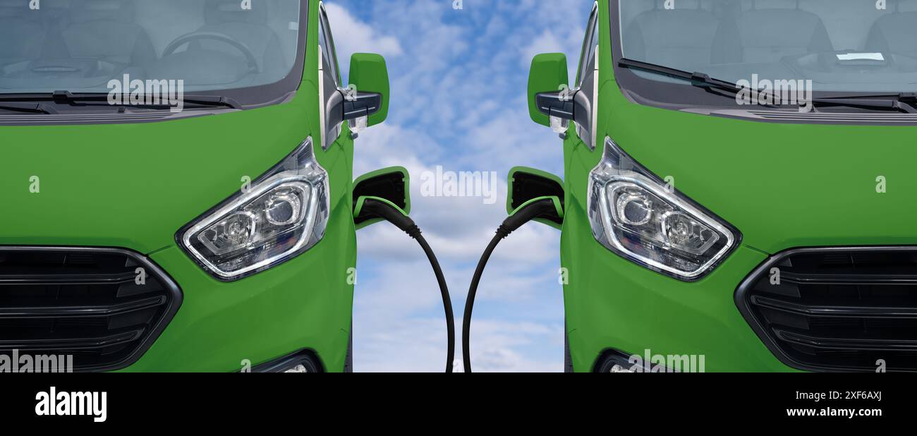 Furgoni verdi con cavi di ricarica collegati. Foto Stock