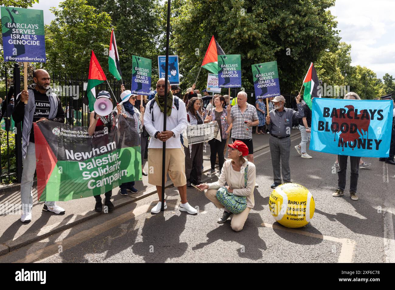 Londra, Regno Unito. 1 luglio 2024. Gli attivisti pro-palestinesi della campagna di solidarietà palestinese (PSC), della guerra sul volere e della campagna contro il commercio di armi (CAAT) protestano fuori Wimbledon contro gli investimenti e i prestiti di Barclays a favore di compagnie di armamento che vendono armi e tecnologia militare a Israele. Secondo un rapporto pubblicato nel maggio 2024 da CAAT, PSC e War on Want, Barclays possiede azioni per un valore di oltre 2 miliardi di sterline e fornisce prestiti e contratti per 6,1 miliardi di sterline a nove compagnie che forniscono armi e tecnologia militare a Israele. Crediti: Mark Kerrison/Alamy Live News Foto Stock