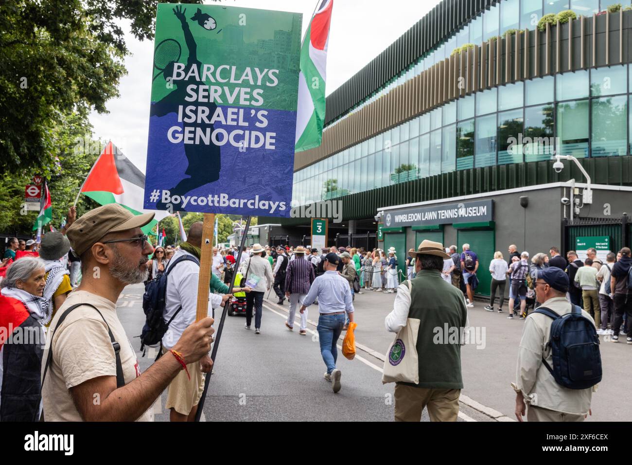 Londra, Regno Unito. 1 luglio 2024. Gli attivisti pro-palestinesi della campagna di solidarietà palestinese (PSC), della guerra sul volere e della campagna contro il commercio di armi (CAAT) protestano fuori Wimbledon contro gli investimenti e i prestiti di Barclays a favore di aziende di armamento che vendono armi e tecnologia militare a Israele. Da 1 miliardo a nove aziende che forniscono armi e tecnologia militare a Israele. Crediti: Mark Kerrison/Alamy Live News Foto Stock