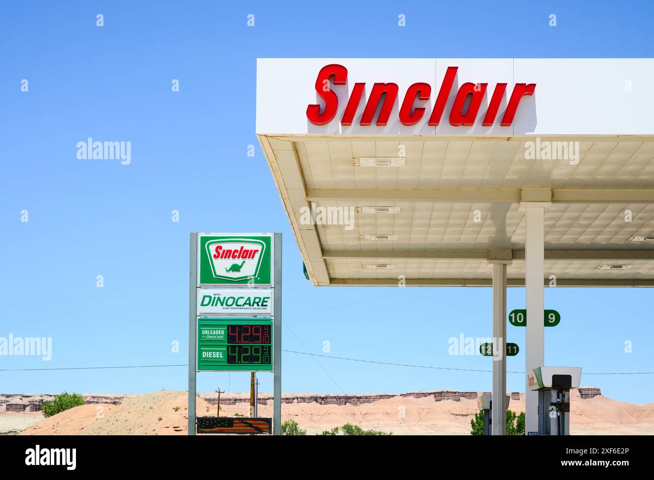 Hanksville, Utah, USA - 18 giugno 2024; stazione di servizio Desert Southwest Sinclair con cartello e marchio Dinocare Foto Stock