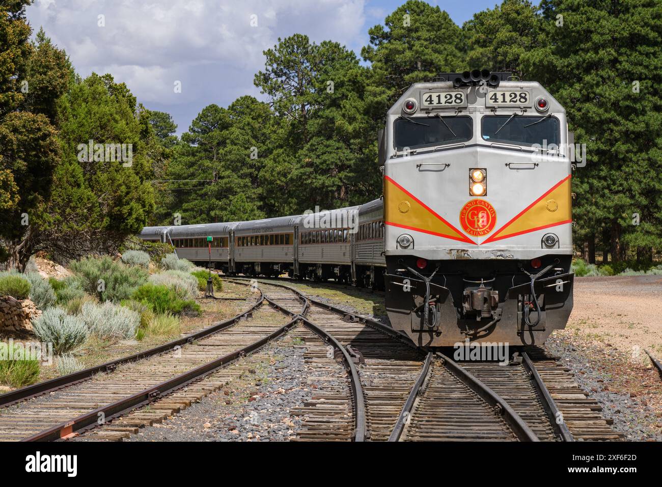 Grand Canyon, Arizona, USA - 21 giugno 2024; treno della Grand Canyon Railway al Parco Nazionale con locomotiva diesel EMD Foto Stock