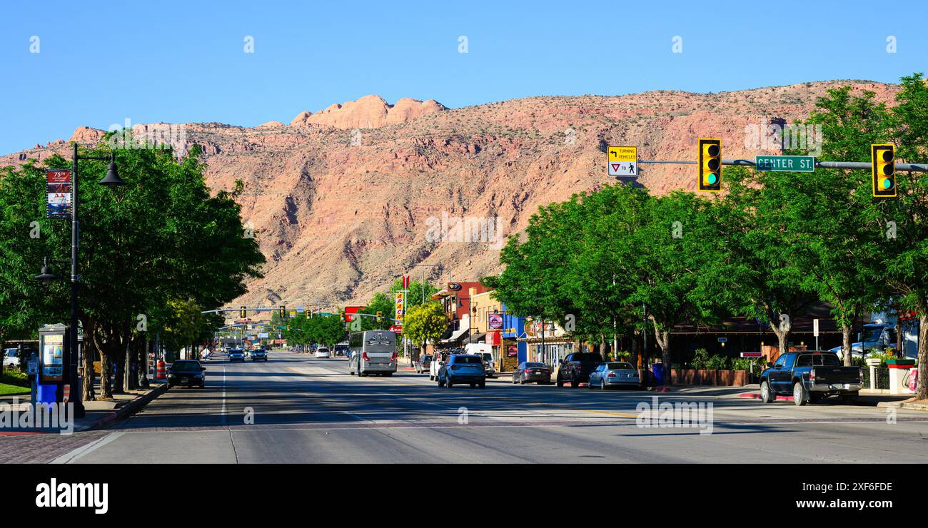 Moab, UT, USA - 13 giugno 2024; Vista panoramica sulla città lungo Main Street US Highway 191 a Moab Utah Foto Stock