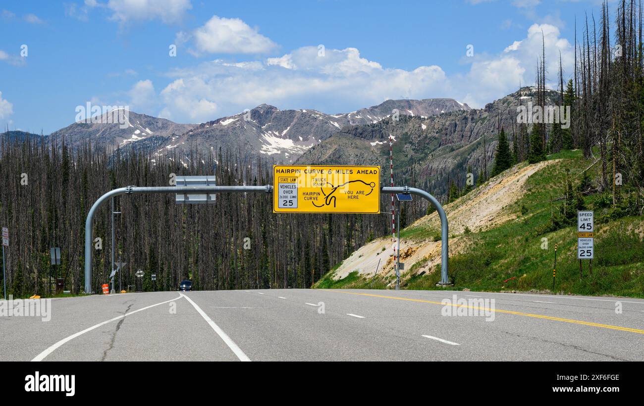 Segui le indicazioni stradali per attraversare l'autostrada US 160 in direzione ovest, scendendo dal Wolf Creek Pass Colorado sul Great divide Foto Stock