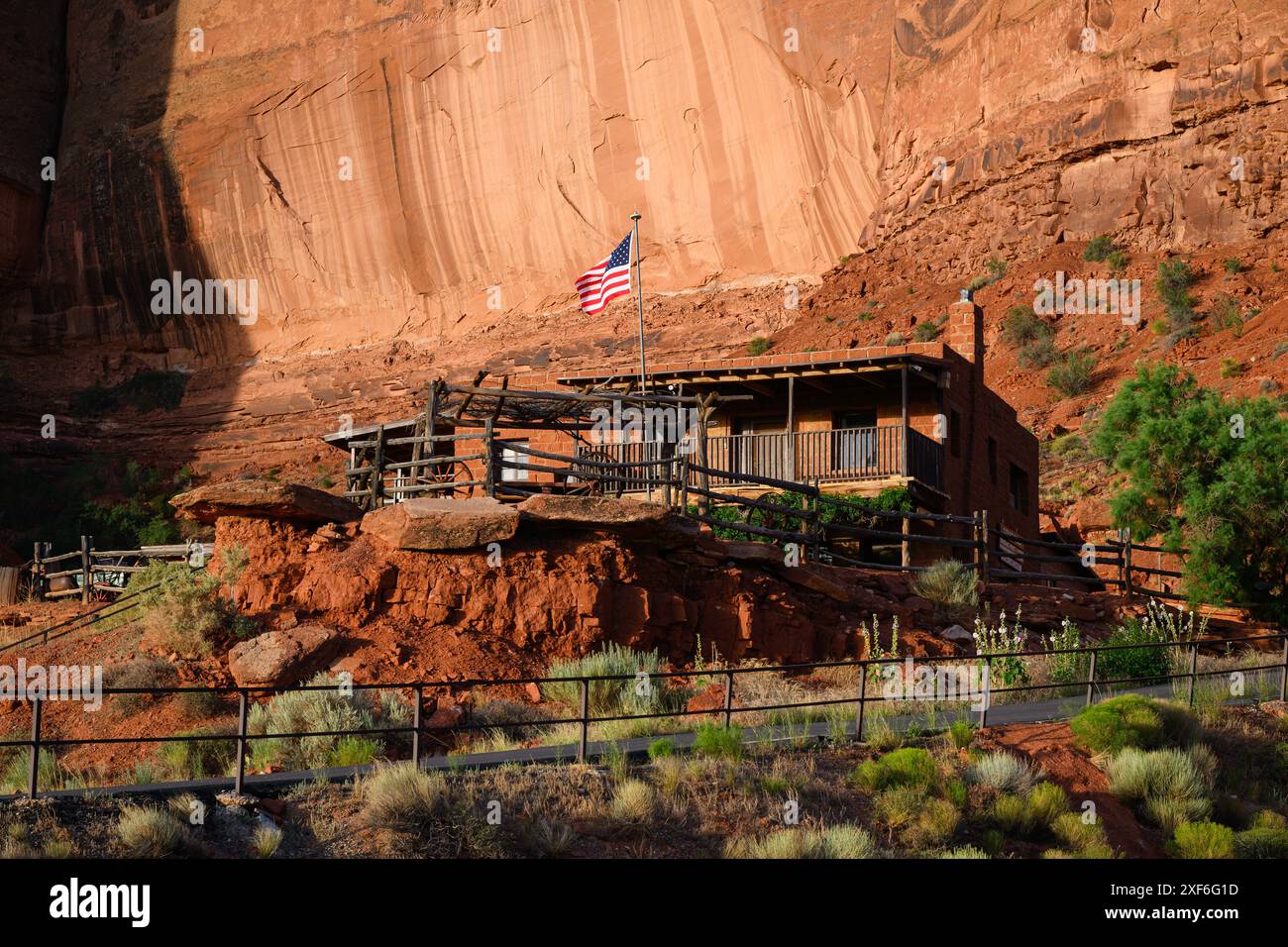 Monument Valley, Utah, USA - 18 giugno 2024; Historic Goulding's Trading Post Museum contro la roccia rossa nella Monument Valley Foto Stock