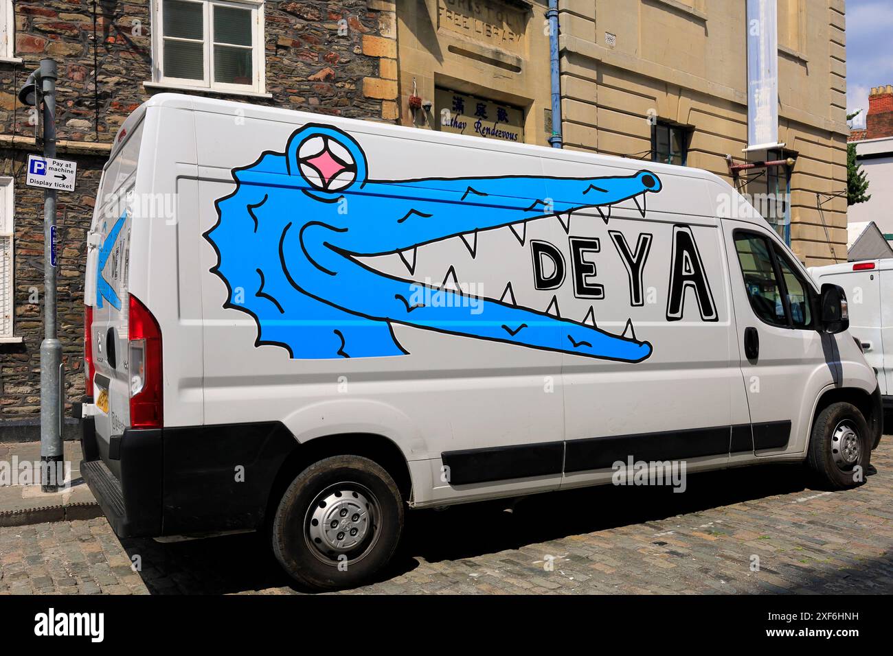 Furgone bianco con accattivante logo DEYA a coccodrillo blu. Si è svolta a giugno d'estate Foto Stock
