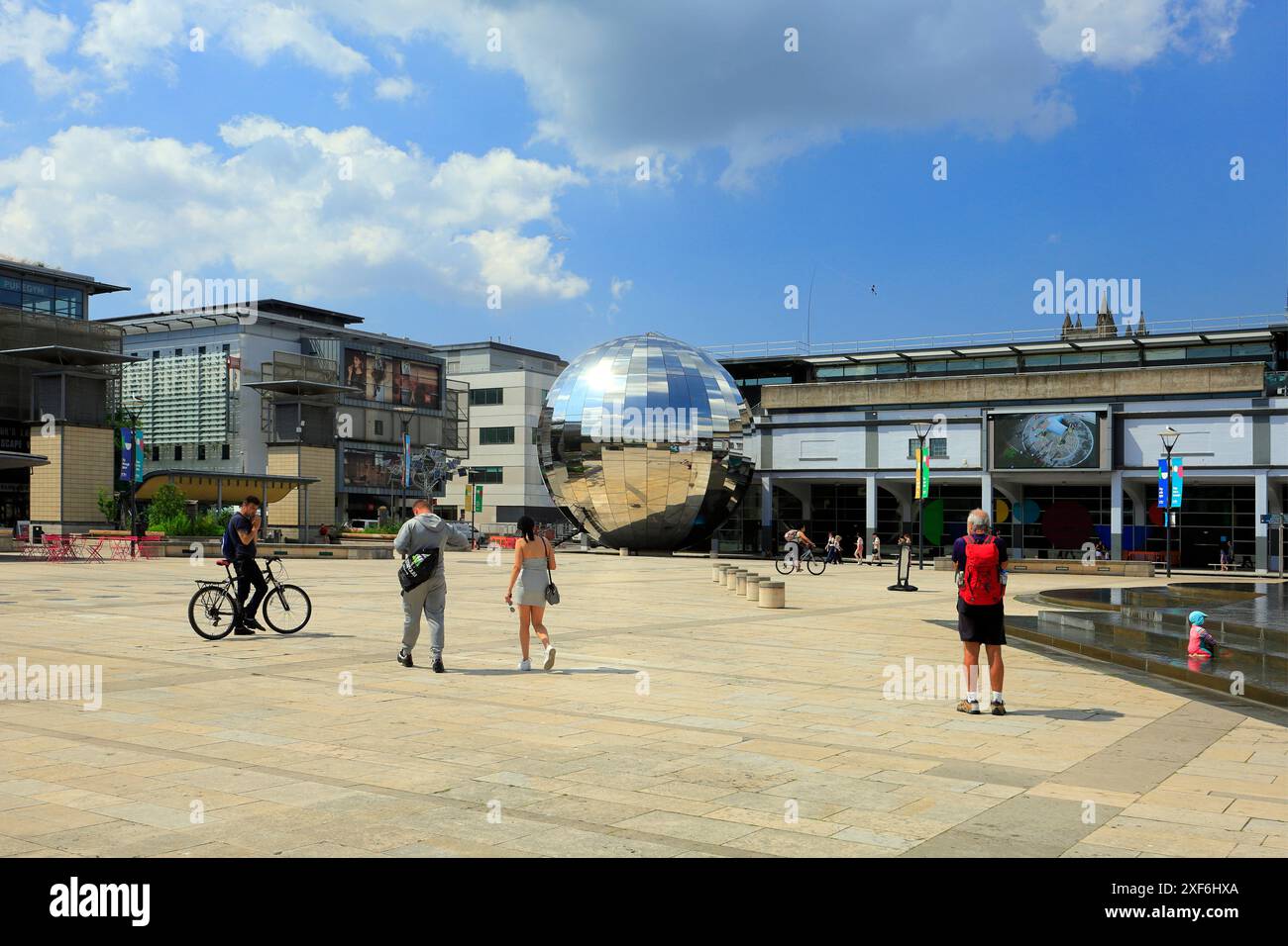 La Millennium Sphere riflette il cielo blu e le nuvole soffici nel Millennium Square, nel centro di Bristol. Foto Stock