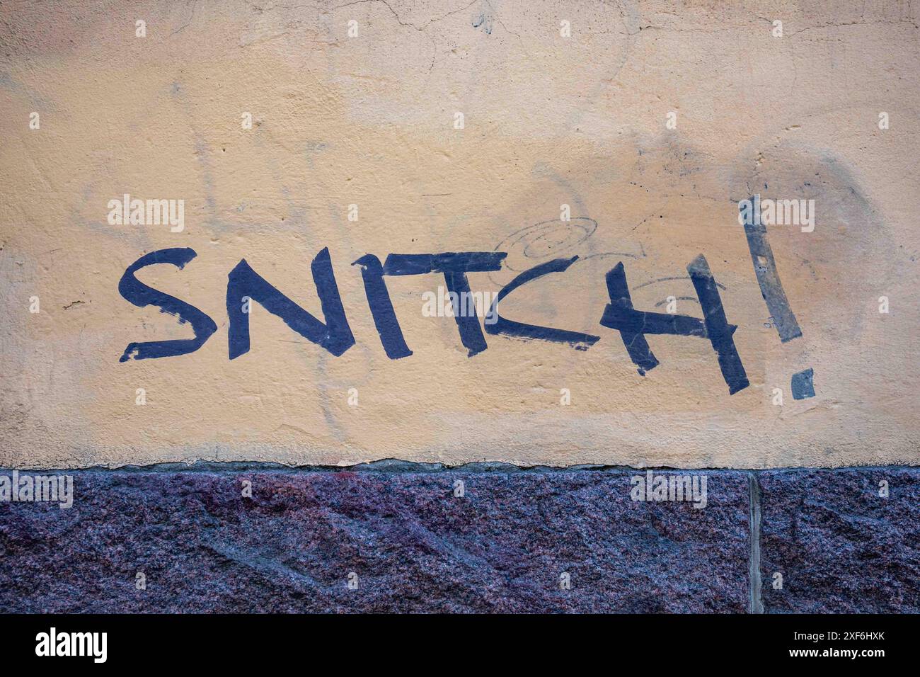 Spezzoni! Scrivere sul muro nel quartiere Harju di Helsinki, Finlandia. Foto Stock