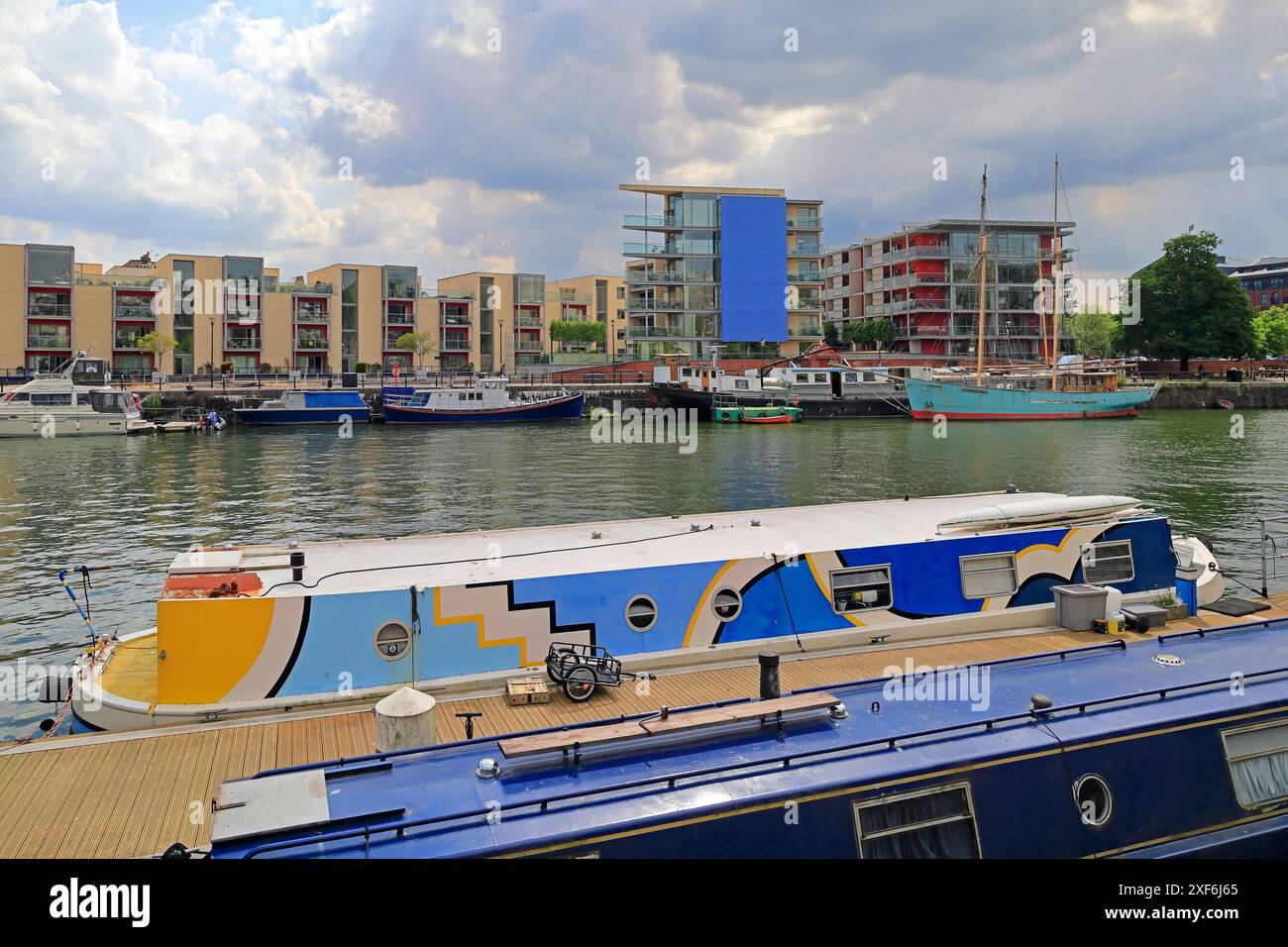 Bristol, porto galleggiante e attraente barca stretta. Data: Giugno / luglio 2024 Foto Stock