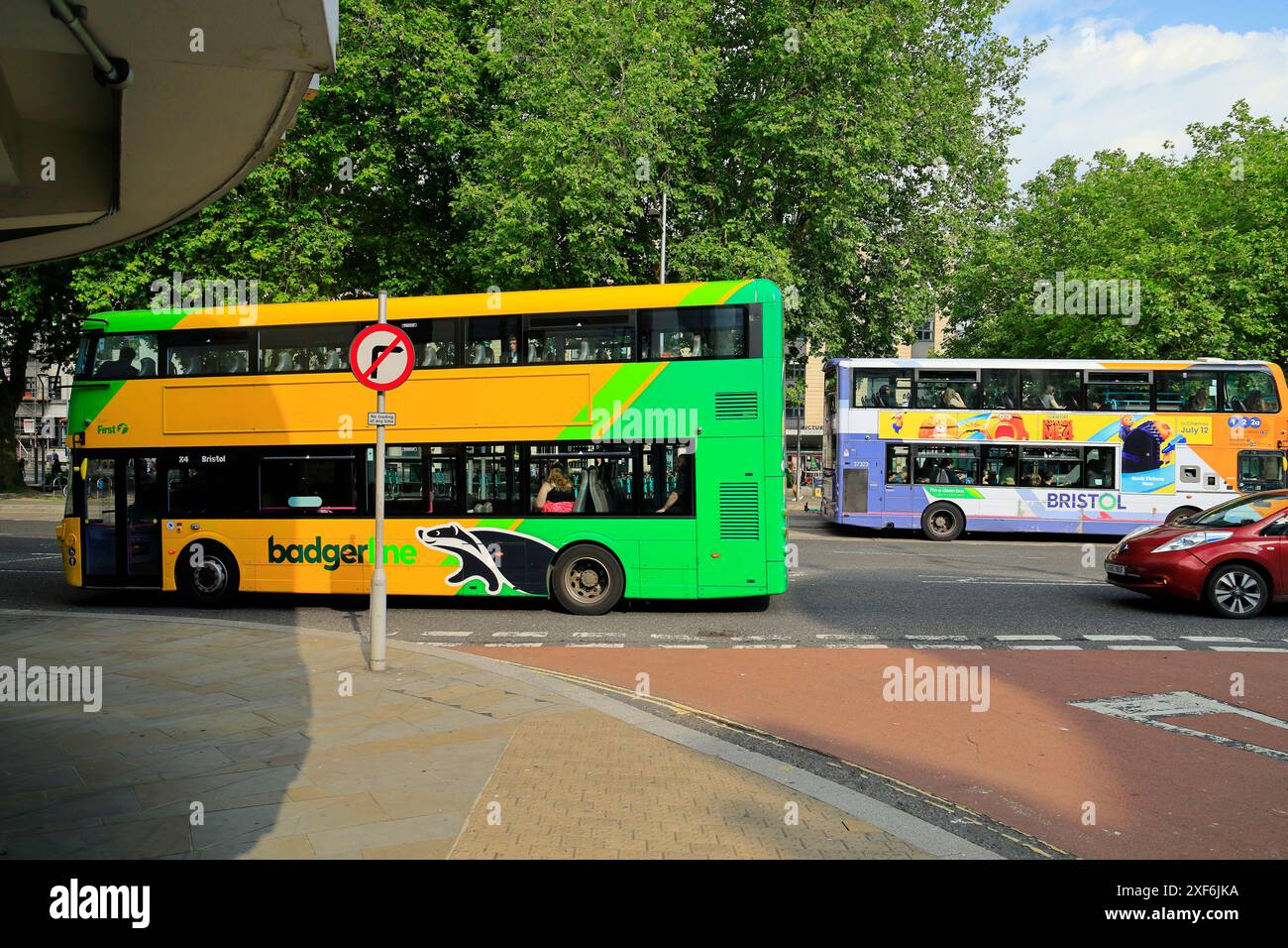 Scena stradale di Bristol - colorati autobus a due piani. Data: Giugno / luglio 2024 Foto Stock