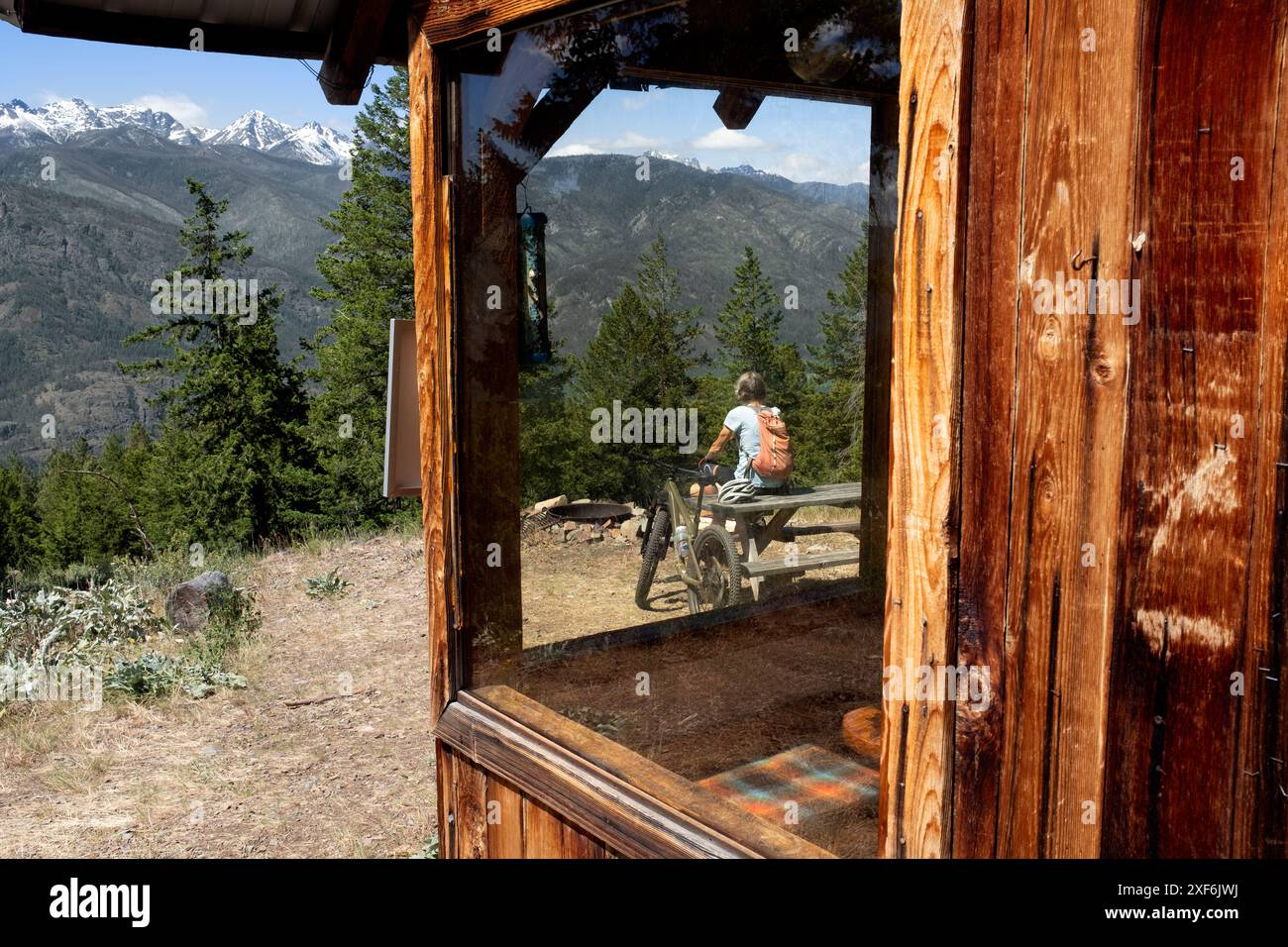 WA24937-00-....WASHINGTON - Vicky Spring in mountain bike al Cassal Hut nella methow Valley. MR#S1 Foto Stock