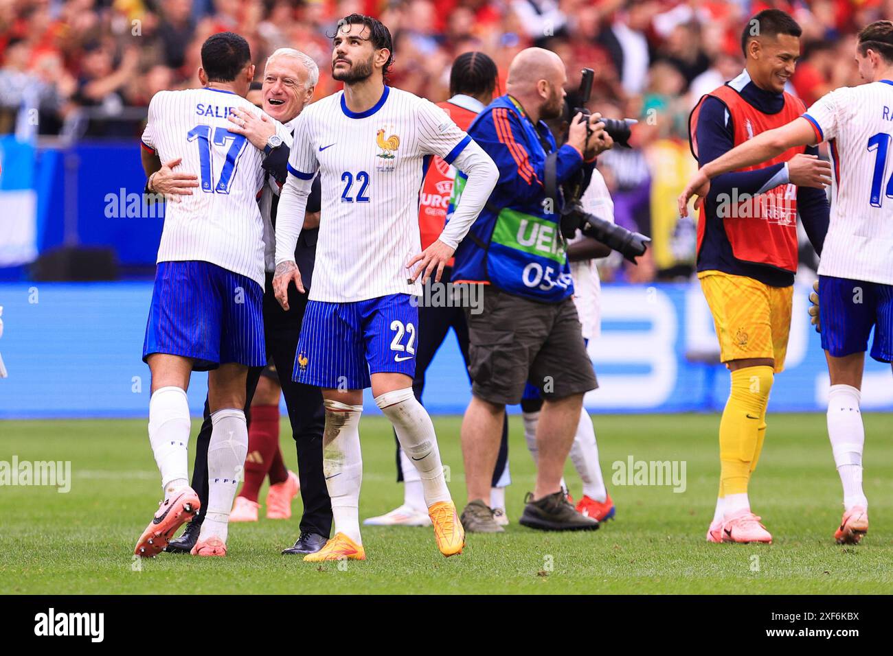 Dusseldorf, Germania. 1 luglio 2024. William Saliba (17) Theo Hernandez (22) della Francia e il capo allenatore Didier Deschamps della Francia celebrano dopo una partita di calcio tra le squadre nazionali francesi, chiamate les Bleus e Belgio, chiamata i Red Devils in una partita a eliminazione diretta del torneo UEFA Euro 2024, lunedì 1° luglio 2024 a Dusseldorf, Germania. Foto isosport | Frank Abbeloos credito: SIPA US/Alamy Live News Foto Stock