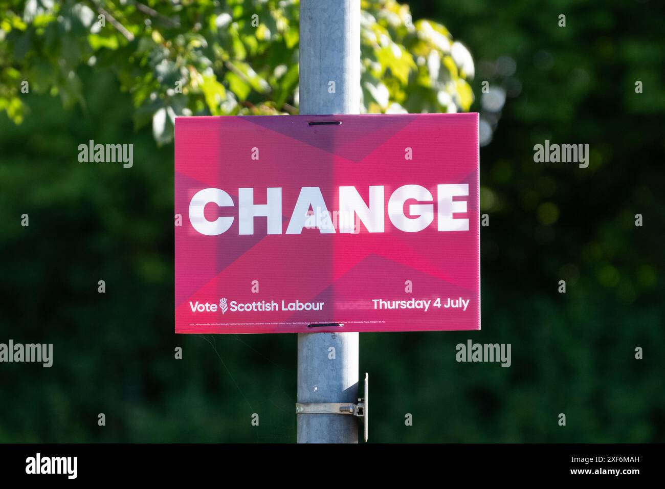 Cambia slogan al voto firma del partito laburista scozzese durante le elezioni generali del Regno Unito del 2024 Foto Stock