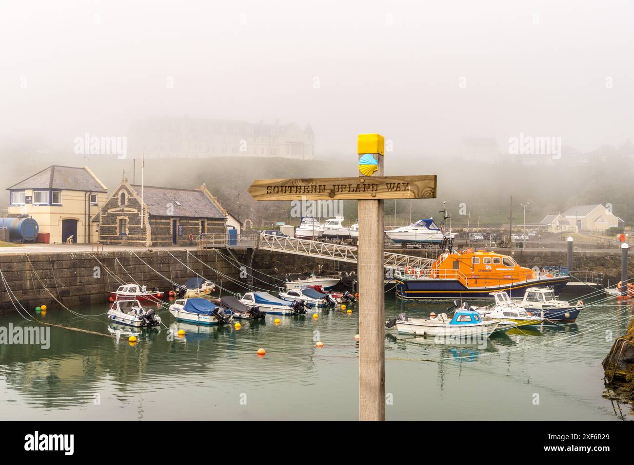 Segnale del sentiero di Southern Upland Way, Portpatrick, in Fog, Wigtownshire, Dumfries e Galloway, Scozia Foto Stock