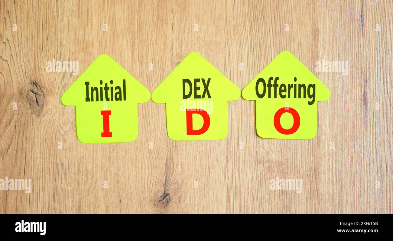 IDO, simbolo di offerta DEX iniziale. Parole concettuali IDO offerta DEX iniziale su carta gialla. Bellissimo sfondo in legno. D. Iniziale IDO aziendale Foto Stock