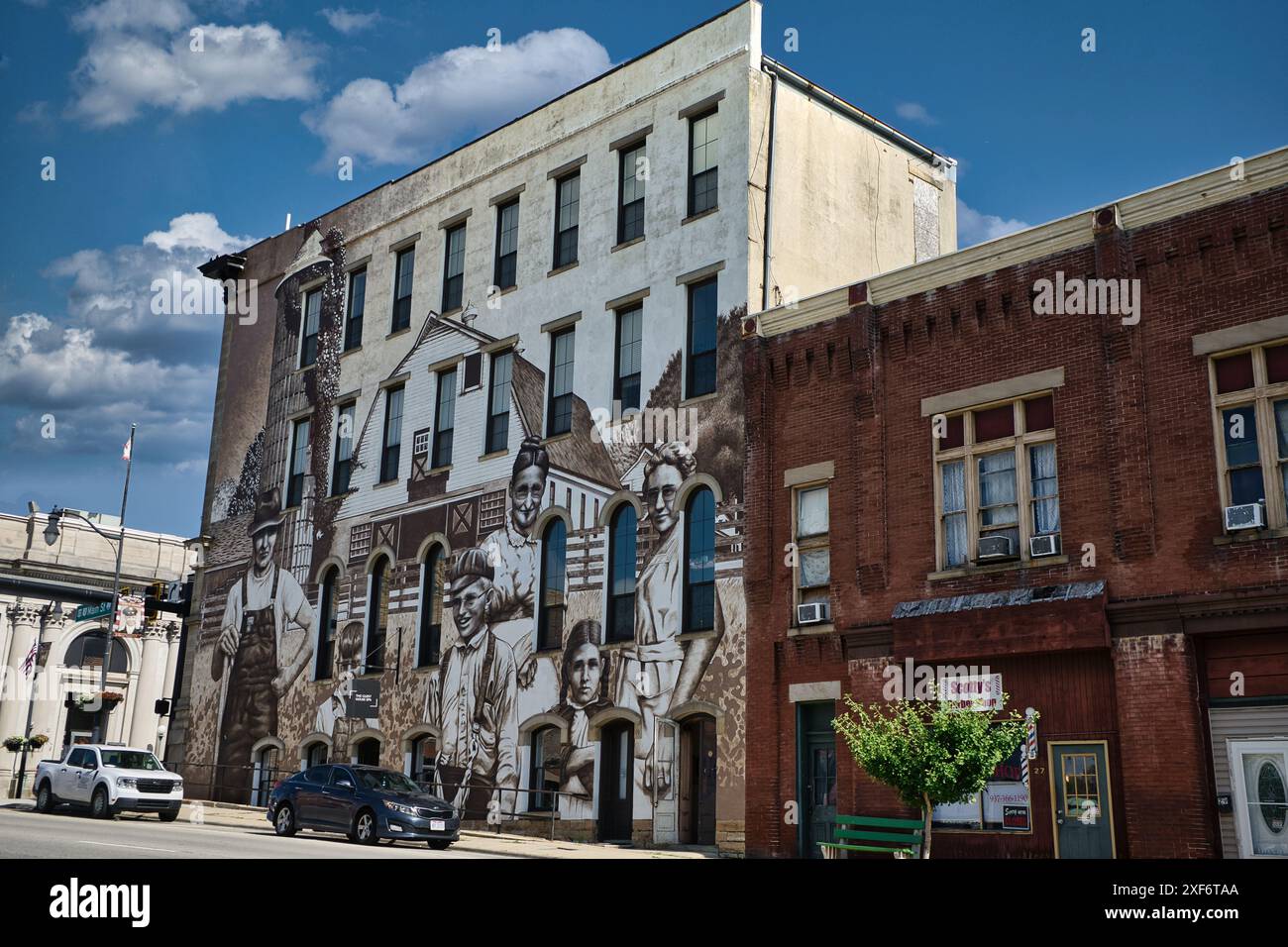 Murale Heritage Harvesters nel centro di Wilmington, Ohio USA 2024. Un omaggio agli agricoltori locali. Dipinto dall'artista Jason Morgan Foto Stock