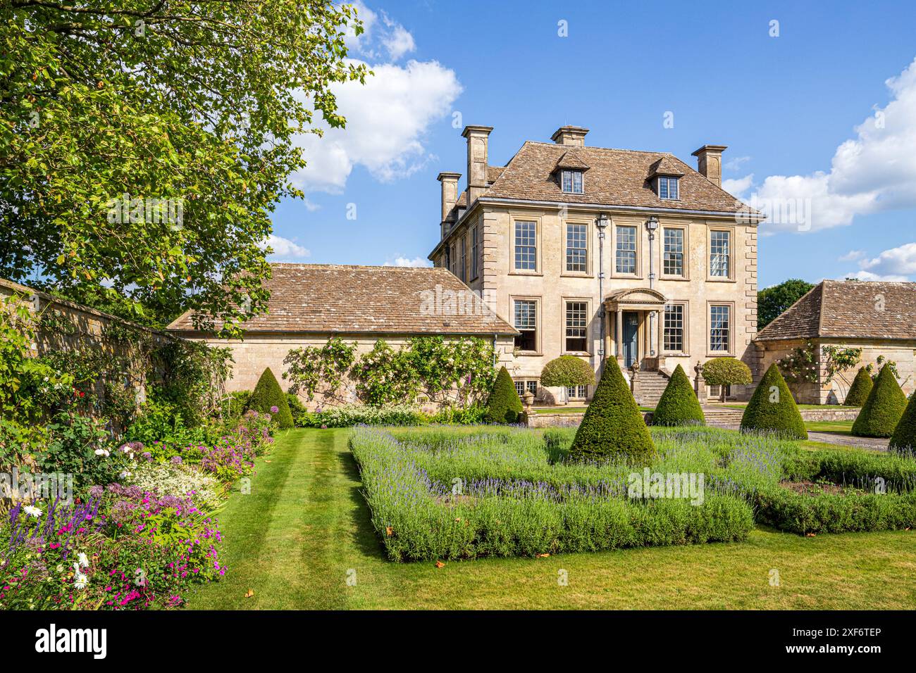 Nether Lypiatt Manor, una casa neoclassica costruita nei primi anni '1700 sulle Cotswolds, Gloucestershire, Inghilterra Regno Unito Foto Stock