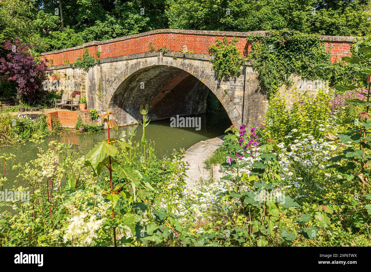 Il ponte sulla Stroudwater Navigation a Ryeford vicino a Stonehouse nelle Stroud Valleys, Gloucestershire, Inghilterra Regno Unito Foto Stock