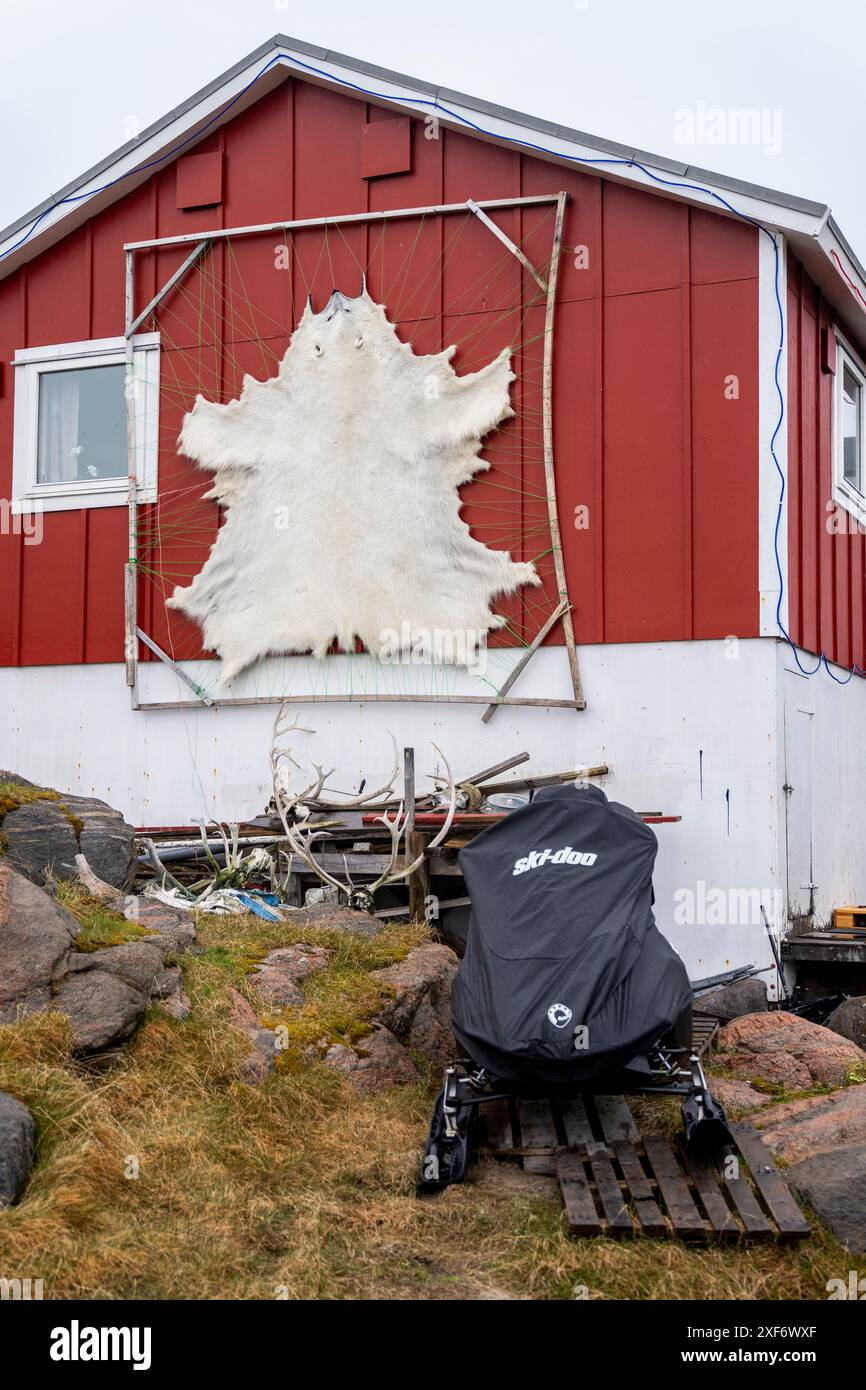 Attu, Groenland. 1 luglio 2024. Il villaggio di Attu in Groenlandia, lunedì 1 luglio 2024. Il villaggio di Attu ha circa 170 abitanti ed è situato su un'isola più piccola con lo stesso nome nel comune di Qeqertalik. La coppia reale visita ufficialmente la Groenlandia dal 29 giugno al 6 luglio 2024. La visita inizia nella baia di Disko e la coppia reale viaggia con Dannebrog a sud lungo la costa occidentale della Groenlandia. Crediti: Ritzau/Alamy Live News Foto Stock