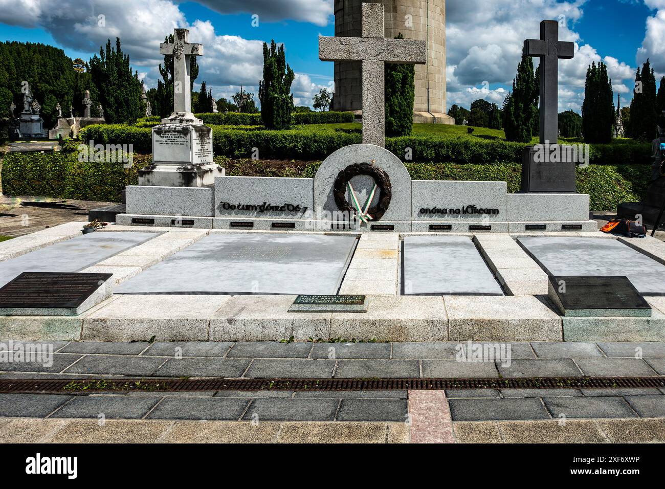 La tomba di Kevin Barry e altri 9 uomini giustiziati nella prigione di Mountjoy durante la Guerra d'indipendenza e resepolti nel cimitero di Glasnevin, Dublino, Irel Foto Stock