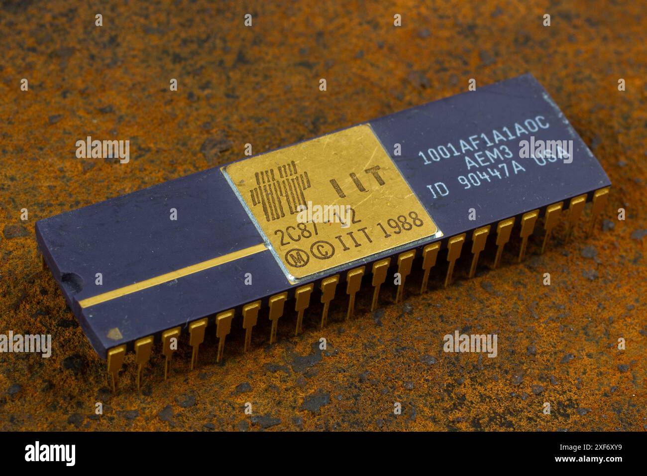 KIEV, UCRAINA - 2 agosto 2023. Unità coprocessore Intel 287 a virgola mobile su sfondo arrugginito. Foto Stock