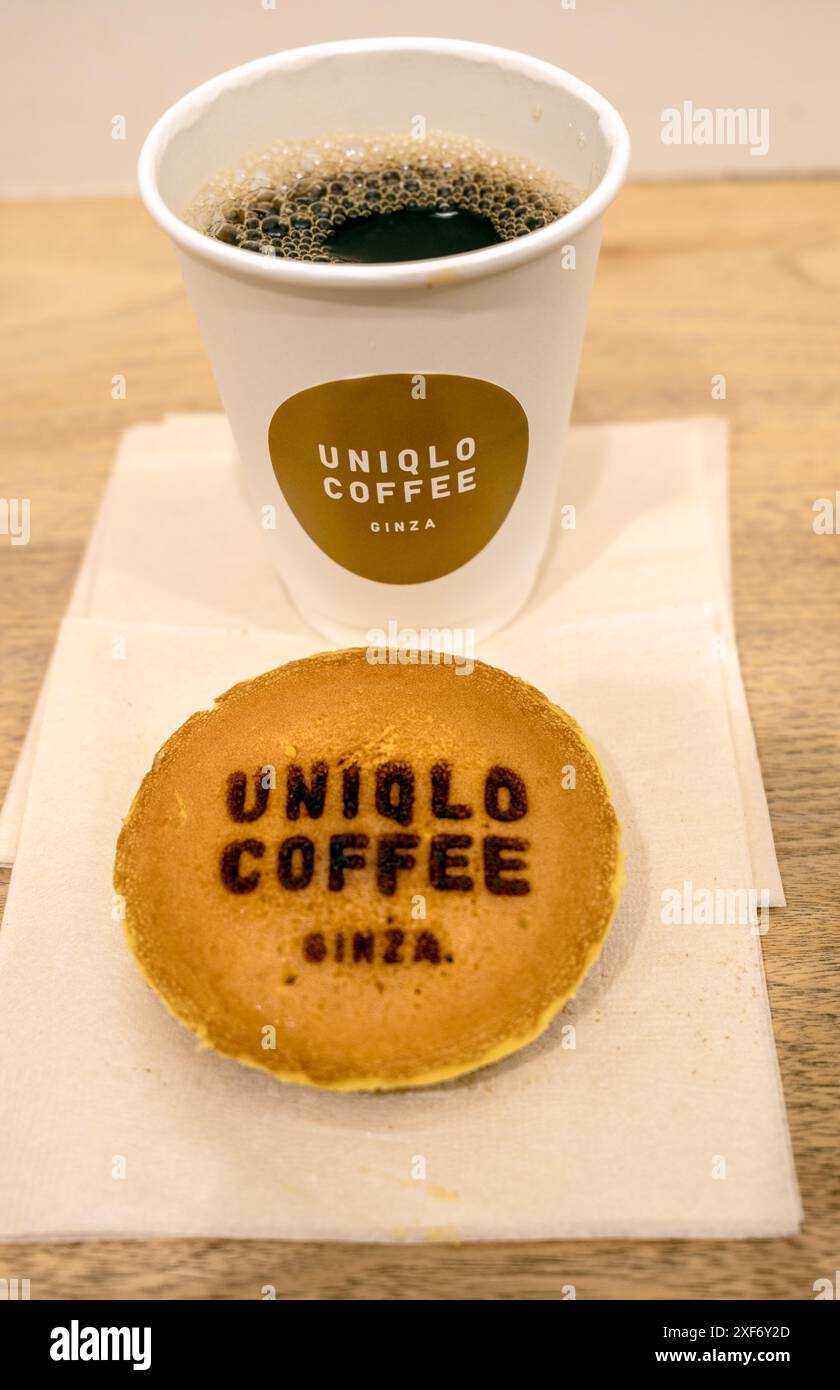 Caffè e torta all'Uniqlo Cafe Ginza Tokyo Giappone Foto Stock