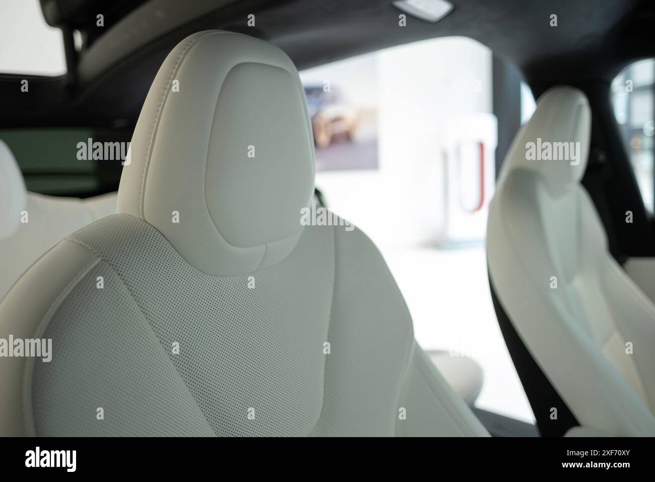 Interni bianchi, sedili anteriori ventilati in pelle per auto Tesla Model S, supporto lombare, design ergonomico dell'abitacolo, innovazione nel settore automobilistico, Automotive i. Foto Stock