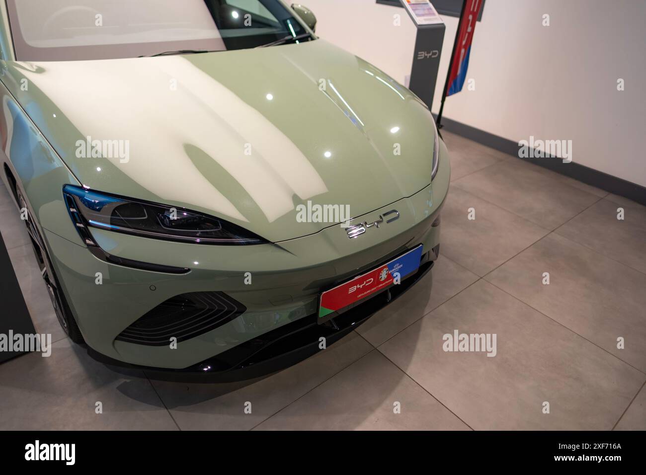 Vista frontale dell'auto elettrica New Sage Green BYD Seal, SUV produttore cinese in Studio, Elegance Vehicle in showroom, innovazione nell'industria automobilistica S Foto Stock