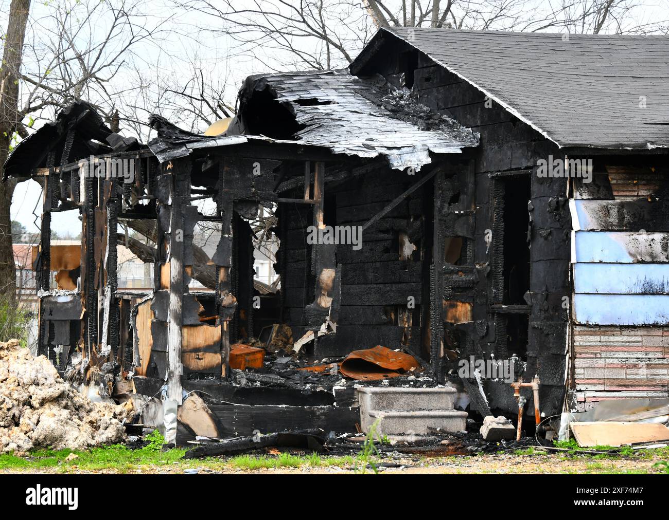 Il fuoco ha distrutto questa casa a Stoccarda, Arkansas. I resti carbonizzati del portico anteriore hanno ancora gradini che conducono alla casa. Foto Stock