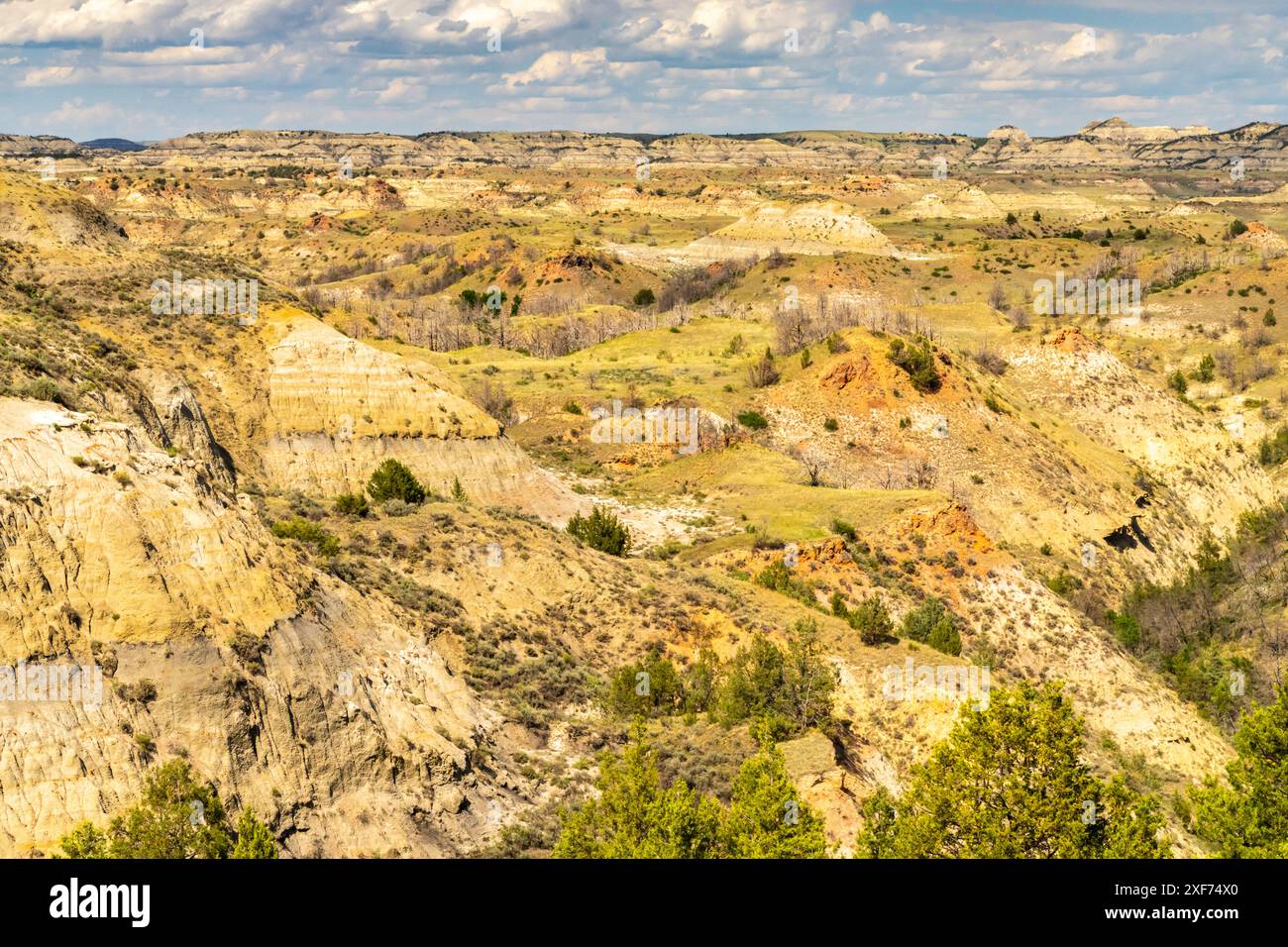 USA, North Dakota, Theodore Roosevelt National Park. Panoramica delle formazioni rocciose erose del parco. Foto Stock
