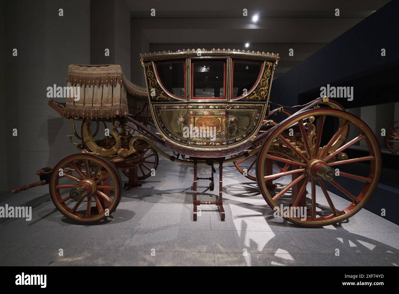 Vista della mostra di in Motion. Veicoli e carrozze del Patrimonio Nazionale nella Galleria del Museo delle collezioni reali il 28 giugno 2023 a Madrid Foto Stock